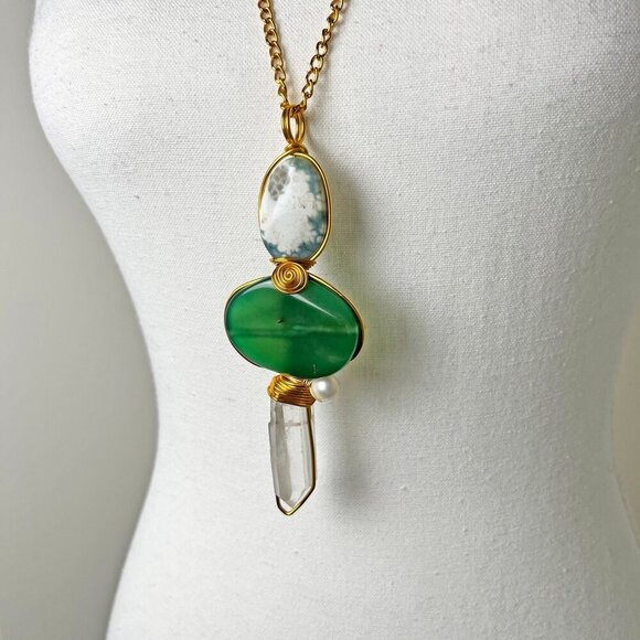 Handcrafted Bohemian QUARTZ, Green Agate & Pearl Pendant on a Gold-Tone Chain - Picture 3 of 11